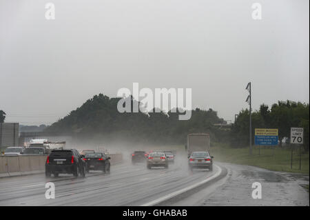 Le trafic routier dans la tempête de pluie Banque D'Images