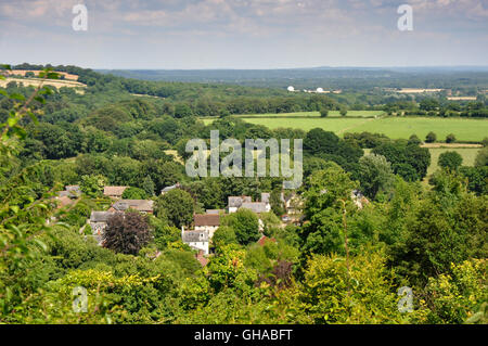 Hampshire - vue sur les toits du village Selborne - nichée dans les arbres matures en plein été, le soleil chaud - feuille Banque D'Images