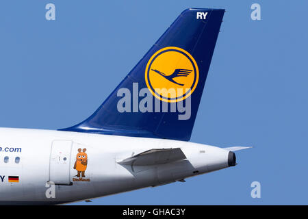 Lufthansa Airbus A321-131 [D-aéré] queue close up un autocollant supplémentaire 'Die Maus" qui est un personnage d'une très Banque D'Images