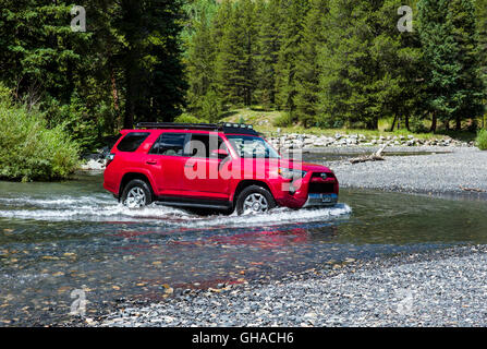 Toyota 4Runner 2014 Rouge Premium Sentier sur quatre roues motrices 4X4, en traversant la rivière en ardoise, Crested Butte, Colorado, USA Banque D'Images