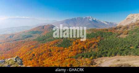 Paysage panoramique en Crimée) à l'automne - vue de l'alpage Demerdzhi à Chatyr-Dah massif montagneux Banque D'Images