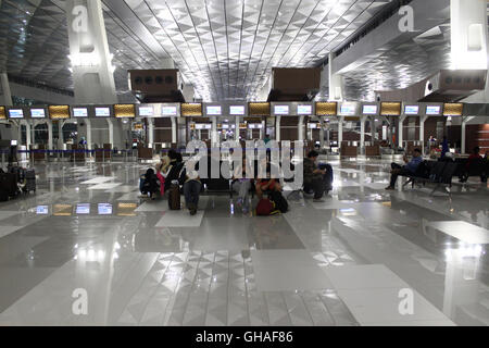 Activités au Terminal 3 de l'Aéroport International Soekarno-Hatta ultime, Tangerang, Banten, le premier jour de l'exploitation du terminal. Le Terminal 3 de Soekarno Hatta, ultime exploité officiellement mardi à 00:01 am, marquée par premier vol de Garuda Airlines avec voie d'Jakarta-Jayapura, Papouasie à 01:20 am. Le Terminal 3 de Soekarno-Hatta ultime est le nouveau terminal, qui sera au service des vols nationaux et internationaux afin de réduire la densité de passagers dans les terminaux 1 et 2, et peut être demandée au service jusqu'à 25 millions de passagers par an. (Photo de Tubagus Aditya Irawan Pacifique/ Banque D'Images