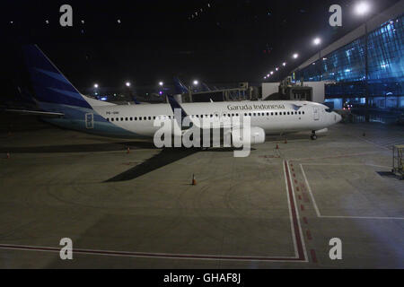 Activités au Terminal 3 de l'Aéroport International Soekarno-Hatta ultime, Tangerang, Banten, le premier jour de l'exploitation du terminal. Le Terminal 3 de Soekarno Hatta, ultime exploité officiellement mardi à 00:01 am, marquée par premier vol de Garuda Airlines avec voie d'Jakarta-Jayapura, Papouasie à 01:20 am. Le Terminal 3 de Soekarno-Hatta ultime est le nouveau terminal, qui sera au service des vols nationaux et internationaux afin de réduire la densité de passagers dans les terminaux 1 et 2, et peut être demandée au service jusqu'à 25 millions de passagers par an. (Photo de Tubagus Aditya Irawan Pacifique/ Banque D'Images