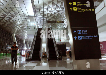 Activités au Terminal 3 de l'Aéroport International Soekarno-Hatta ultime, Tangerang, Banten, le premier jour de l'exploitation du terminal. Le Terminal 3 de Soekarno Hatta, ultime exploité officiellement mardi à 00:01 am, marquée par premier vol de Garuda Airlines avec voie d'Jakarta-Jayapura, Papouasie à 01:20 am. Le Terminal 3 de Soekarno-Hatta ultime est le nouveau terminal, qui sera au service des vols nationaux et internationaux afin de réduire la densité de passagers dans les terminaux 1 et 2, et peut être demandée au service jusqu'à 25 millions de passagers par an. (Photo de Tubagus Aditya Irawan Pacifique/ Banque D'Images