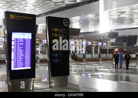Activités au Terminal 3 de l'Aéroport International Soekarno-Hatta ultime, Tangerang, Banten, le premier jour de l'exploitation du terminal. Le Terminal 3 de Soekarno Hatta, ultime exploité officiellement mardi à 00:01 am, marquée par premier vol de Garuda Airlines avec voie d'Jakarta-Jayapura, Papouasie à 01:20 am. Le Terminal 3 de Soekarno-Hatta ultime est le nouveau terminal, qui sera au service des vols nationaux et internationaux afin de réduire la densité de passagers dans les terminaux 1 et 2, et peut être demandée au service jusqu'à 25 millions de passagers par an. (Photo de Tubagus Aditya Irawan Pacifique/ Banque D'Images