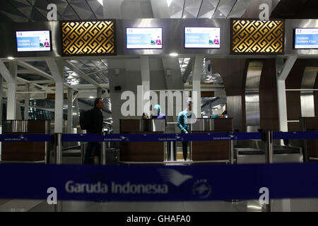 Activités au Terminal 3 de l'Aéroport International Soekarno-Hatta ultime, Tangerang, Banten, le premier jour de l'exploitation du terminal. Le Terminal 3 de Soekarno Hatta, ultime exploité officiellement mardi à 00:01 am, marquée par premier vol de Garuda Airlines avec voie d'Jakarta-Jayapura, Papouasie à 01:20 am. Le Terminal 3 de Soekarno-Hatta ultime est le nouveau terminal, qui sera au service des vols nationaux et internationaux afin de réduire la densité de passagers dans les terminaux 1 et 2, et peut être demandée au service jusqu'à 25 millions de passagers par an. (Photo de Tubagus Aditya Irawan Pacifique/ Banque D'Images