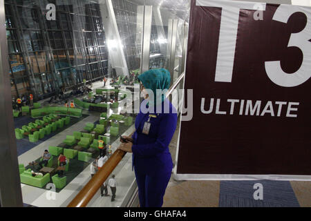 Activités au Terminal 3 de l'Aéroport International Soekarno-Hatta ultime, Tangerang, Banten, le premier jour de l'exploitation du terminal. Le Terminal 3 de Soekarno Hatta, ultime exploité officiellement mardi à 00:01 am, marquée par premier vol de Garuda Airlines avec voie d'Jakarta-Jayapura, Papouasie à 01:20 am. Le Terminal 3 de Soekarno-Hatta ultime est le nouveau terminal, qui sera au service des vols nationaux et internationaux afin de réduire la densité de passagers dans les terminaux 1 et 2, et peut être demandée au service jusqu'à 25 millions de passagers par an. (Photo de Tubagus Aditya Irawan Pacifique/ Banque D'Images