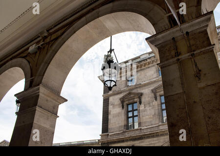 Vue de dessous de lampe sur la Rue de Rivoli à Paris Banque D'Images