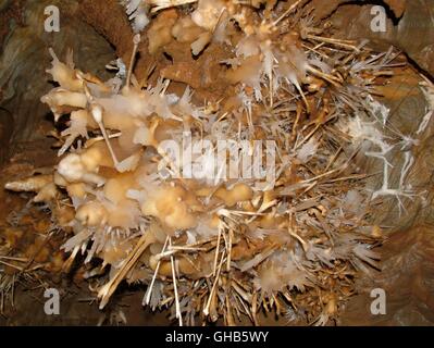 Dans la formation d'aragonite Aragonite Ochtinska unique grotte dans le Parc National de Slovaquie, Slovaquie, un site de l'UNESCO. Détail d'un minéral cluster. Banque D'Images