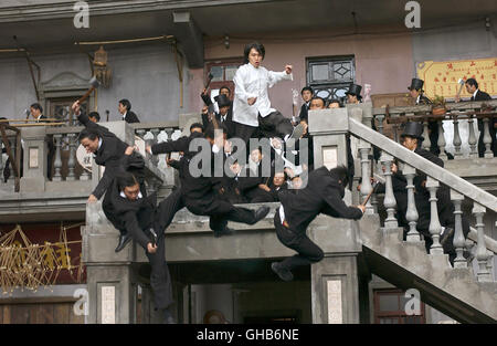 KUNG FU Gong fu Chine/Hong Kong 2004 Actionszene : Stephen Chow Sing (Stephen Chow) im Kampf gegen die Axt-Gang. Regie : Stephen Chow aka. Le Gong fu Banque D'Images