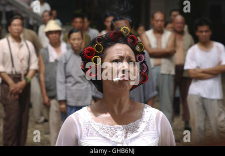 KUNG FU Gong fu Chine/Hong Kong 2004 Stephen Chow Die Vermieterin des Wohnblocks (YUEN QUI) Régie : Stephen Chow aka. Le Gong fu Banque D'Images