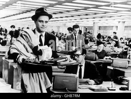 DAS APPARTEMENT L'appartement USA 1960 Billy Wilder Baxter (Jack Lemmon) im Großraumbüro. Comedy Regie : Billy Wilder aka. L'appartement Banque D'Images