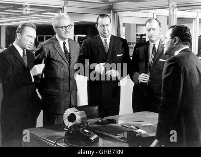 DAS APPARTEMENT L'appartement USA 1960 Billy Wilder Baxter (Jack Lemmon,156) und seine : Vorgesetzten Dobisch (RAY WALSTON), Eichelberger (David White), Vanderhoff (WILLARD WATERMAN) und Dr.Dreyfuss (JACK KRUSCHEN), die alle Baxters Appartement für Schäferstündchen nützen. Comedy Regie : Billy Wilder aka. L'appartement Banque D'Images