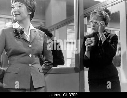 DAS APPARTEMENT L'appartement USA 1960 Billy Wilder Fran Kubelik (Shirley Maclaine) und Mlle Olsen (EDIE ADAMS) Comedy Regie : Billy Wilder aka. L'appartement Banque D'Images