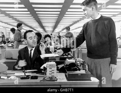 DAS APPARTEMENT L'appartement USA 1960 Billy Wilder Baxter (Jack Lemmon) un Großraumbüro im seinem Schreibtisch. Comedy Regie : Billy Wilder aka. L'appartement Banque D'Images