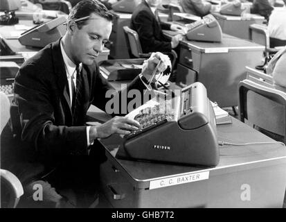 DAS APPARTEMENT L'appartement USA 1960 Billy Wilder Baxter (Jack Lemmon) an der Rechenmaschine. Comedy Regie : Billy Wilder aka. L'appartement Banque D'Images