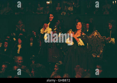 STAGE BEAUTY UK/France/USA 2004 Richard Eyre Le roi Charles II (Rupert Everett) und seine MÉtresse Nell Gwynn (ZOE TAPPER) applaudieren bei einer Aufführung. Regie : Richard Eyre Banque D'Images