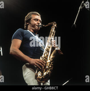 STAN GETZ STAN GETZ Der amerikanische Jazz-Saxophonist bein einem Konzert in den 80er Jahren. Saxophoniste de jazz américain Stan Getz sur scène dans les années 80. Banque D'Images