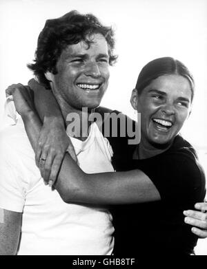 LOVE STORY USA 1970 Arthur Hiller Oliver (Ryan O'NEAL) et Jennifer (ALI) FRÉDÉRIC BABEY Regie : Arthur Hiller Banque D'Images