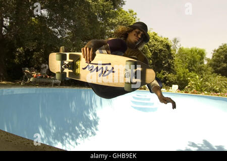 DOGTOWN BOYS Les Seigneurs de Dogtown USA 2005 Catherine Hardwicke Skater Tony Alva (Victor Rasuk) im chien bol. Regie : Catherine Hardwicke aka. Les Seigneurs de Dogtown Banque D'Images