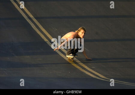 DOGTOWN BOYS Les Seigneurs de Dogtown USA 2005 Catherine Hardwicke Skater Jay Adams (Emile Hirsch) dans la région de Dogtown. Regie : Catherine Hardwicke aka. Les Seigneurs de Dogtown Banque D'Images