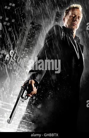 SIN CITY USA 2005 Robert Rodriguez Hartigan (Bruce Willis) Distribué par Buena Vista International. Ce matériel peut être utilisé légalement TOUS LES MÉDIAS UNIQUEMENT À PROMOUVOIR LA LIBÉRATION DE MOTION PICTURE intitulé 'SIN CITY' AU COURS DE PROMOTION DE L'IMAGE WINDOWS. Toute autre utilisation, réutilisation, REPRODUCTION OU DIFFUSION DE CE MATÉRIEL EST STRICTEMENT INTERDITE SANS L'accord exprès par écrit de Miramax Films, pourrait entraîner une responsabilité légale. Vous SEREZ SEUL RESPONSABLE POUR TOUTE RÉCLAMATION, DOMMAGES, coûts, frais, pénalités DÉCOULANT DE L'UTILISATION NON AUTORISÉE DE CE MATÉRIEL PAR VOUS OU VOS AGENTS. Regie : Robert Rodriguez Banque D'Images