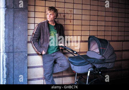 DAS GENRE L'enfant France/Belgique 2005 Jean-Pierre et Luc Dardenne Bruno (Jérémie Renier) avec Baby Carriage Regie : Jean-Pierre et Luc Dardenne aka. L'enfant Banque D'Images