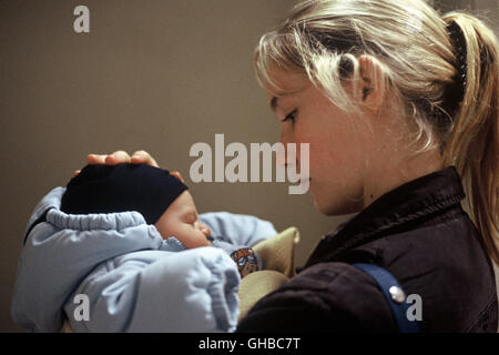 DAS GENRE L'enfant France/Belgique 2005 Jean-Pierre et Luc Dardenne Sonia (Deborah François) avec son bébé Regie : Jean-Pierre et Luc Dardenne aka. L'enfant Banque D'Images