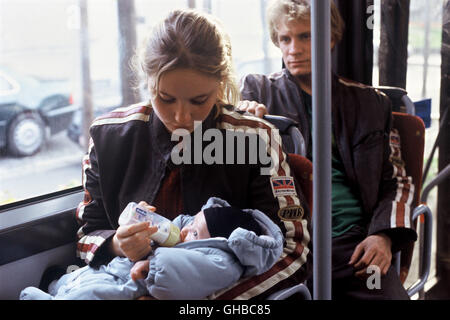 DAS GENRE L'enfant France/Belgique 2005 Jean-Pierre et Luc Dardenne Sonia (Deborah François) avec Bébé garçon et ami Bruno (Jérémie Renier) Régie : Jean-Pierre et Luc Dardenne aka. L'enfant Banque D'Images