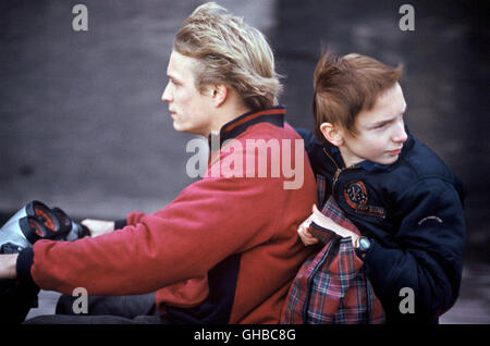 DAS GENRE L'enfant France/Belgique 2005 Jean-Pierre et Luc Dardenne Bruno (Jérémie Renier) et le jeune bandit (Fabrizio Rongione) Régie : Jean-Pierre et Luc Dardenne aka. L'enfant Banque D'Images