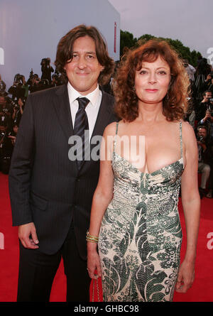 ELIZABETHTOWN USA 2005 Cameron Crowe Cameron Crowe et Susan Sarandon arrivent à la projection d'Elizabethtown lors du 62e Festival du Film de Venise. Regie : Cameron Crowe Banque D'Images