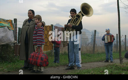 ALLE KINDER DIESER WELT All the Invisible Children Italie 2005 Court-métrage : 'Blue Gypsy" Réalisateur Emir Kusturica, scène avec Uros MILOVANOVIC UROS) et la mère (MIHONA VASIC) aka. Tous les enfants invisibles Banque D'Images