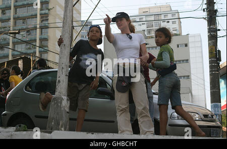 ALLE KINDER DIESER WELT All the Invisible Children Italie 2005 Court-métrage : "Bilu et Joao', Directeur de la LUND KATIE jeunes acteurs sur film location à Sao Paulo. aka. Tous les enfants invisibles Banque D'Images