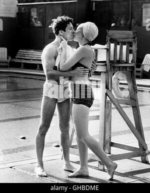 RAGING BULL USA 1980 Martin Scorsese Jake La Motta (Robert De Niro) et sa jeune épouse, Vickie (CATHY MORIARTY), dans la piscine à smooch 'Raging Bull'. Regie : Martin Scorsese Banque D'Images