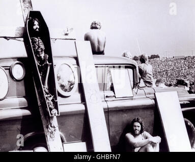 WOODSTOCK USA 1969 Michael Wadleigh chronique du film du légendaire festival de musique de Woodstock. 1969 fand das plein air.-Festival "Woodstock" in der kleinen Gemeinde Béthel westlich von New York statt. Eine halbe millions vite strömte spektakulärsten junger Amerikaner zum Festival der Rockgeschichte, das vor dem Hintergrund von Rassismus und zum Vietnamkrieg musikgeschichtlichen Hippie-Bewegung wurde der Höhepunkt. Bild : Festivalbesucher régie : Michael Wadleigh Banque D'Images