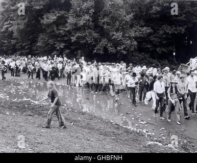 WOODSTOCK USA 1969 Michael Wadleigh chronique du film du légendaire festival de musique de Woodstock. 1969 fand das plein air.-Festival "Woodstock" in der kleinen Gemeinde Béthel westlich von New York statt. Eine halbe millions vite strömte spektakulärsten junger Amerikaner zum Festival der Rockgeschichte, das vor dem Hintergrund von Rassismus und zum Vietnamkrieg musikgeschichtlichen Hippie-Bewegung wurde der Höhepunkt. Bild : Festivalbesucher régie : Michael Wadleigh Banque D'Images