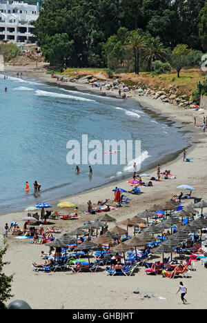 Portrait de la plage des vacanciers se détendre au soleil, Estepona, Province de Malaga, Andalousie, Espagne, Europe. Banque D'Images