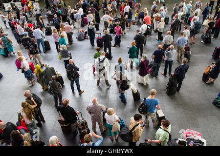 De haut en bas sur un train bondé King's Cross hall de gare qui est rempli de passagers et les navetteurs. Banque D'Images