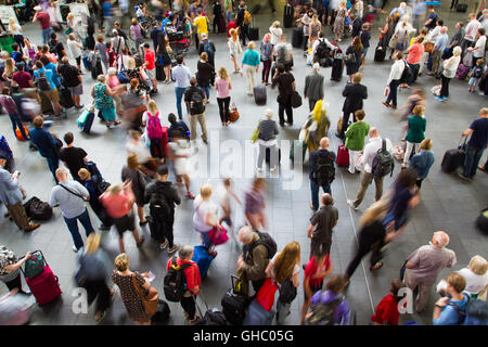 De haut en bas sur un train bondé King's Cross hall de gare qui est rempli de passagers et les navetteurs. Banque D'Images