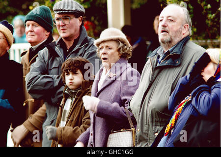 MORD IM PFARRHAUS Garder Maman UK 2005 Niall Johnson Petey (TOBY PARKES) und Haushälterin Grace (MAGGIE SMITH) beobachten ein Fu¤ballspiel Regie : Niall Johnson aka. Maintien de la Maman Banque D'Images