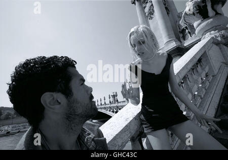 ANGEL-A Frankreich 2006 Luc Besson André (Jamel Debbouze) et Angel-A (RIE RASMUSSEN) Régie : Luc Besson Banque D'Images