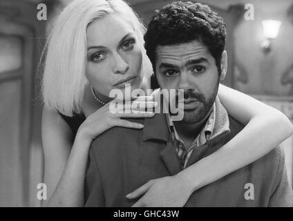 ANGEL-A Frankreich 2006 Luc Besson Angel-A (RIE RASMUSSEN) et Andre (JAMAL DEBBOUZE) Régie : Luc Besson Banque D'Images