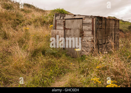 Une vieille cabane de pêche en bois près de la plage à Skinningrove,North Yorkshire Banque D'Images