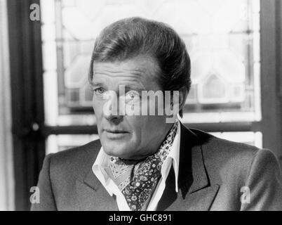 Les amateurs dimanche Frankreich/Italien/UK/USA 1980 Bryan Forbes, Edouard Molinaro, Roger Moore comme Harry Lindon dans un segment "Englishman's Home' Regie : Bryan Forbes, Edouard Molinaro Banque D'Images