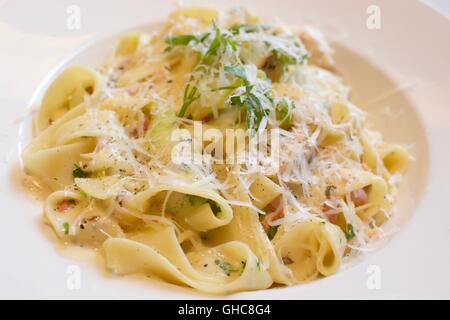 Tagliatelles avec une sauce au fromage Banque D'Images