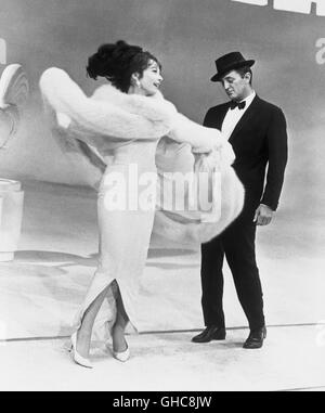 Ce qu'un chemin à parcourir ! Ce qu'une manière d'aller USA 1964 J. Lee Thompson Rod Anderson Jr. (Robert Mitchum), Louisa Foster (Shirley Maclaine) Régie : J. Lee Thompson aka. Ce qu'une manière d'aller Banque D'Images