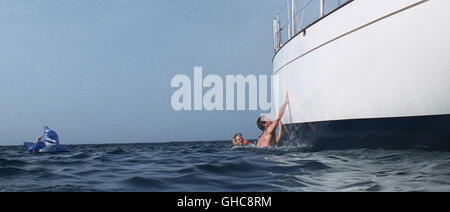 L'EAU LIBRE 2 D 2005 Hans Horn Verzweifelt versucht Dan (ERIC DANE) die Reling zu erreichen. Regie : Hans Horn Banque D'Images