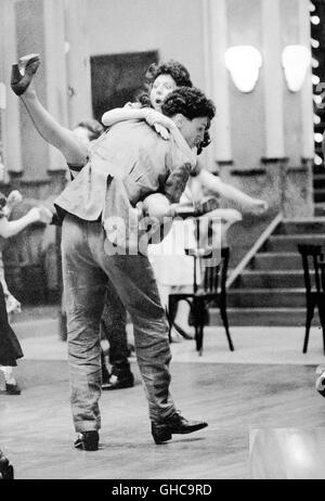 LE BAL italien Ettore Scola 1983 l'année 50 histoire d'une salle de bal en France, depuis les années 1930 - 1980. Image : 1956 - young couple dancing Rock'n' Roll. Regie : Ettore Scola Banque D'Images