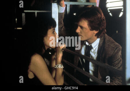 BRIGHT LIGHTS, BIG CITY USA 1987 James Bridges Amanda (PHOEBE CATES), Jamie Conway (Michael J. FOX) Régie : James Bridges Banque D'Images