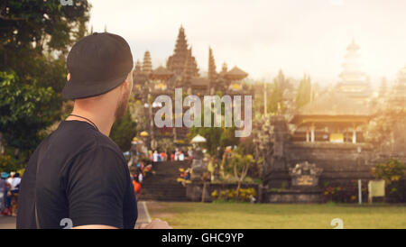 Les jeunes backpacker tourisme Bali visite un temple hindou sur une montagne volcano - Besakih mother temple Banque D'Images